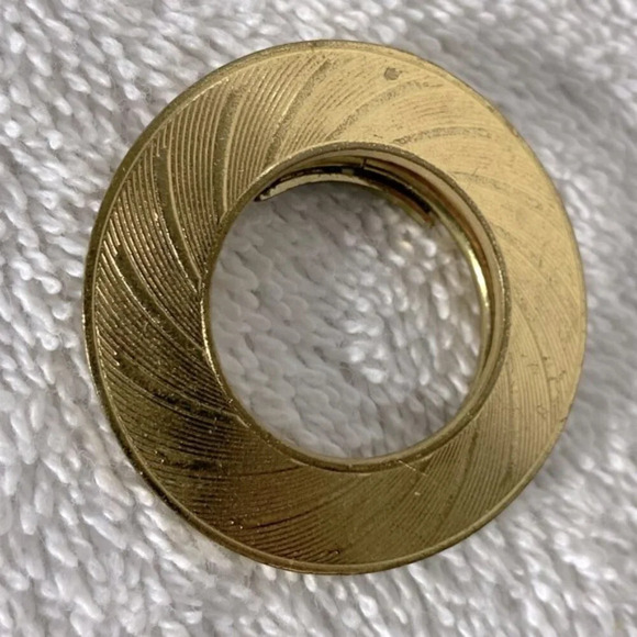 Vintage  Round Textured Gold Tone Scarf Clip - Picture 4 of 10